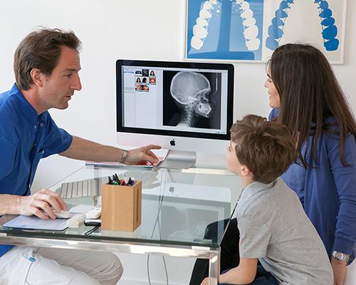 Dr Antoine Thillard avec patients